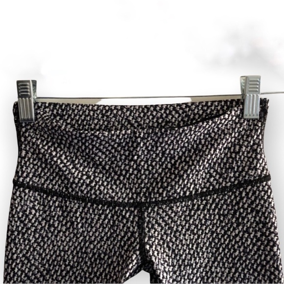 Lululemon Wunder Under crop pants pattern - Picture 2 of 6